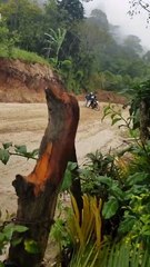 Motociclista pierde control del timón en una carretera en mal estado