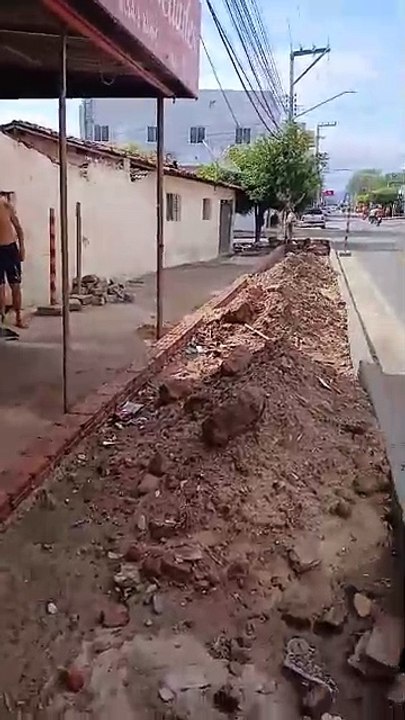 Comerciante reclama de obras paralisadas no calçadão do bairro Jatobá e pede providências à Prefeitura; gestão se pronuncia