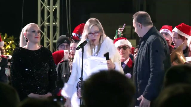 Φωταγωγήθηκε το χριστουγεννιάτικο δέντρο στη Λαμία