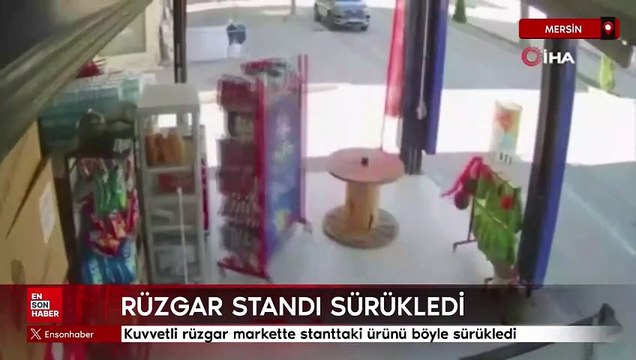 Mersin'de kuvvetli rüzgar markette stanttaki ürünü böyle sürükledi
