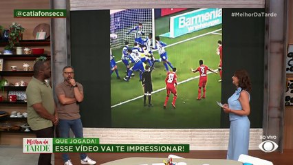 QUE JOGADA! Goleiro cai em cima de jogador e gera cena inusitada| Melhor da Tarde
