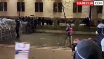 Gürcistan'da protestocunun polise saldırdığı anlar kameralara böyle yansıdı