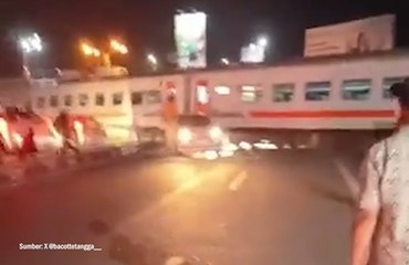 Terobos Palang Perlintasan, Mobil Sigra Tertabrak Kereta Api Dhoho di Kertosono