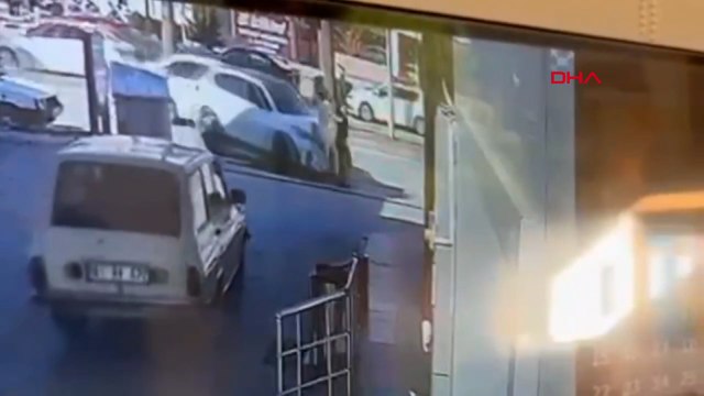 Kaldırımda yürüyen kadına otomobilin çarpması kamerada