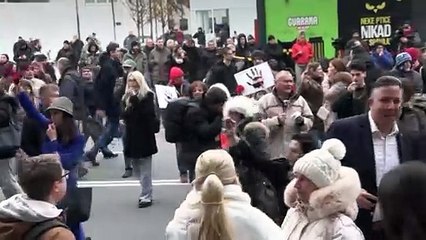 Serbia: 15 minuti di rumore per le 15 vite perse a Novi Sad