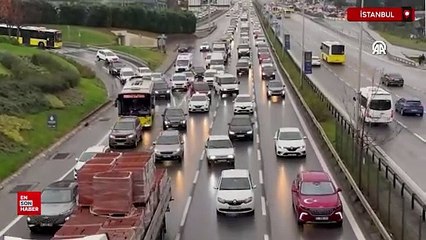 İstanbul'da yağmurun da etkisiyle trafik yoğunluğu yaşanıyor