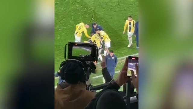 Mourinho es único: marca gol el Fenerbahce y lo que le hace a su asistente es de no creer