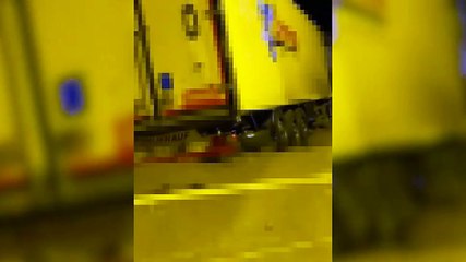 Kontrolden çıkan tır şarampole indi