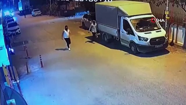 🔴Adana’nın Huzurevleri Mahallesi'nde bir şüphelinin sitenin güvenlik görevlisini rehin alması, başka bir şüphelinin de güvenlik kulübesini ateşe vermesinin güvenlik kamerası sosyal medyada viral oldu.