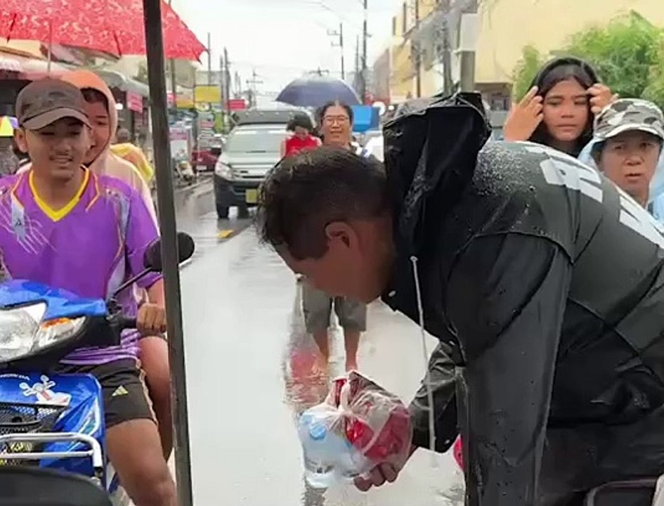 “สรรเพชญ บุญญามณี”แจกอาหารช่วยชาวสงขลา