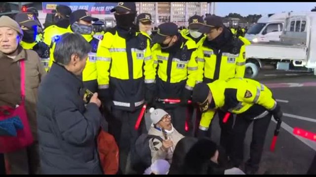 Corea del Sud: polizia e manifestanti davanti all'Assemblea nazionale