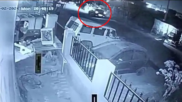 तेज रफ्तार कार ने सड़क किनारे खडे़ पति-पत्नी और दो बेटियों को मारी टक्कर