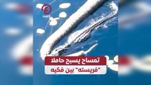 تمساح يسبح حاملا "فريسته" بين فكيه