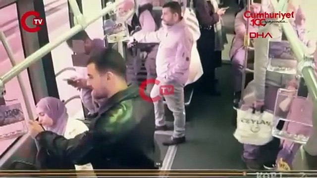 Rögar kapağı metrobüsün camını kırmıştı; yolcunun düştüğü anlar kamerada