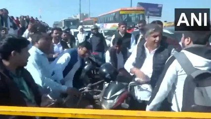 गाजीपुर बॉर्डर पर जाम में फंसे लोगों का फूटा गुस्सा, कांग्रेसियों के खिलाफ की नारेबाजी, हाथापाई  हुई