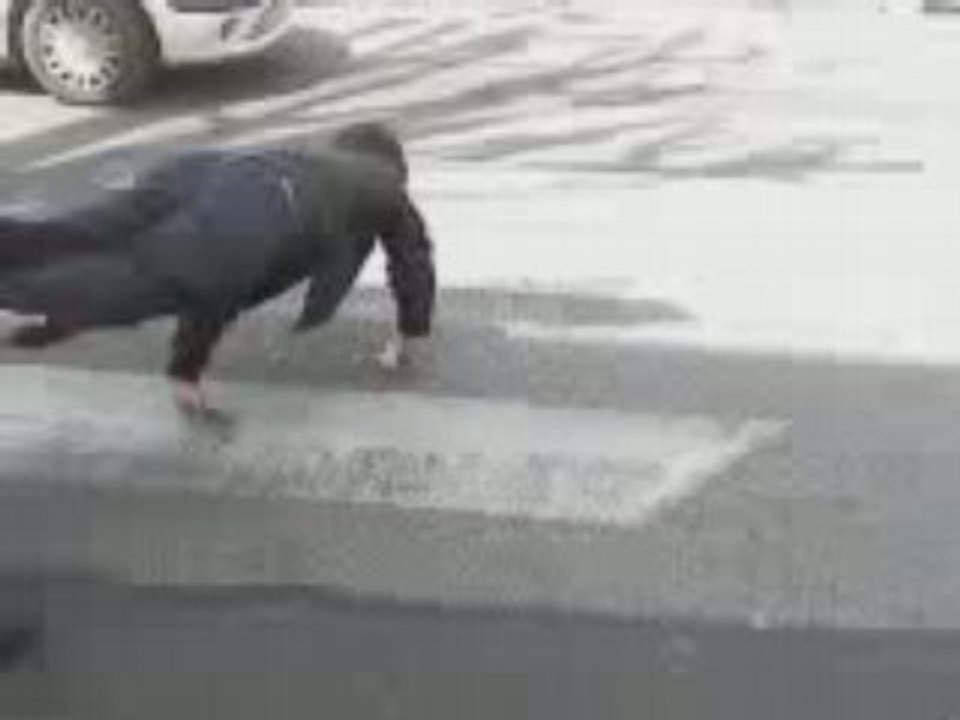 Passage pieton sur les mains