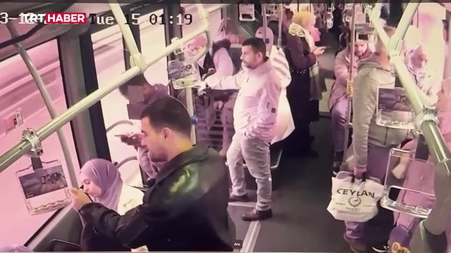 Fırlayan rögar kapağı metrobüsün kapısını kırdı, yolcu yola düştü