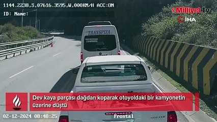 Dev kaya aracın üzerine düştü