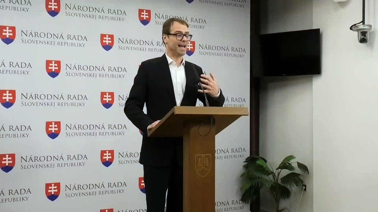 ZÁZNAM: Szalay kritizuje vyhlásenie vlády o odmietnutí transformácie štátnych nemocníc