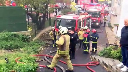 İstanbul - Beyoğlu’nda 2 katlı metruk bina alev alev yandı