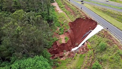 Deslizamento de terra interdita trecho da BR-376, em Nova Esperança