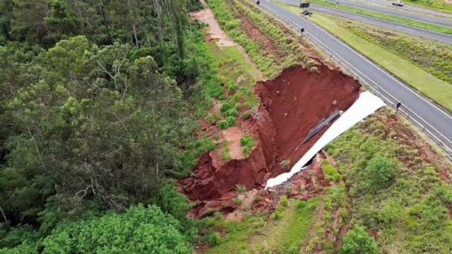 Deslizamento de terra interdita trecho da BR-376, em Nova Esperança