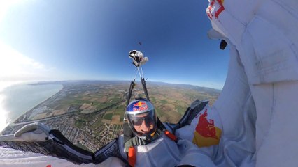 Sehen Sie, wie ein Fallschirmspringer seinen Freund als menschliches SURFBRETTER benutzt