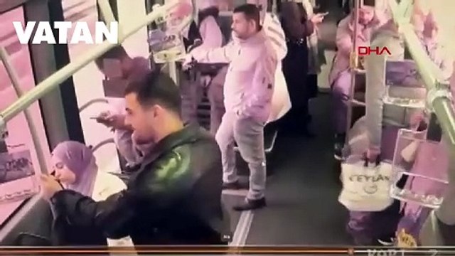 Metrobüsten yolcunun düştüğü anlar kamerada