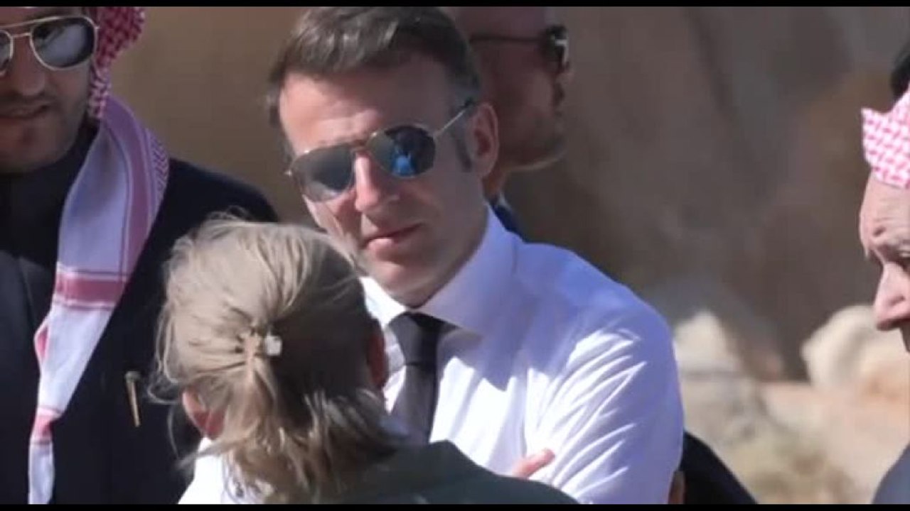 Macron in Arabia Saudita visita oasi di Al-Ula (con governo in crisi)
