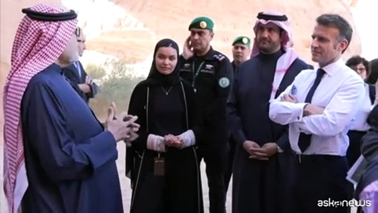 Macron in Arabia Saudita visita oasi di Al-Ula (con governo in crisi)