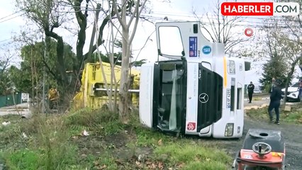 İstanbul'da Yol Çökmesi Nedeniyle Hafriyat Kamyonu Devrildi