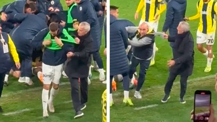 Mourinho apura 'bruscamente' a su asistente para darle indicaciónes de una sustitución