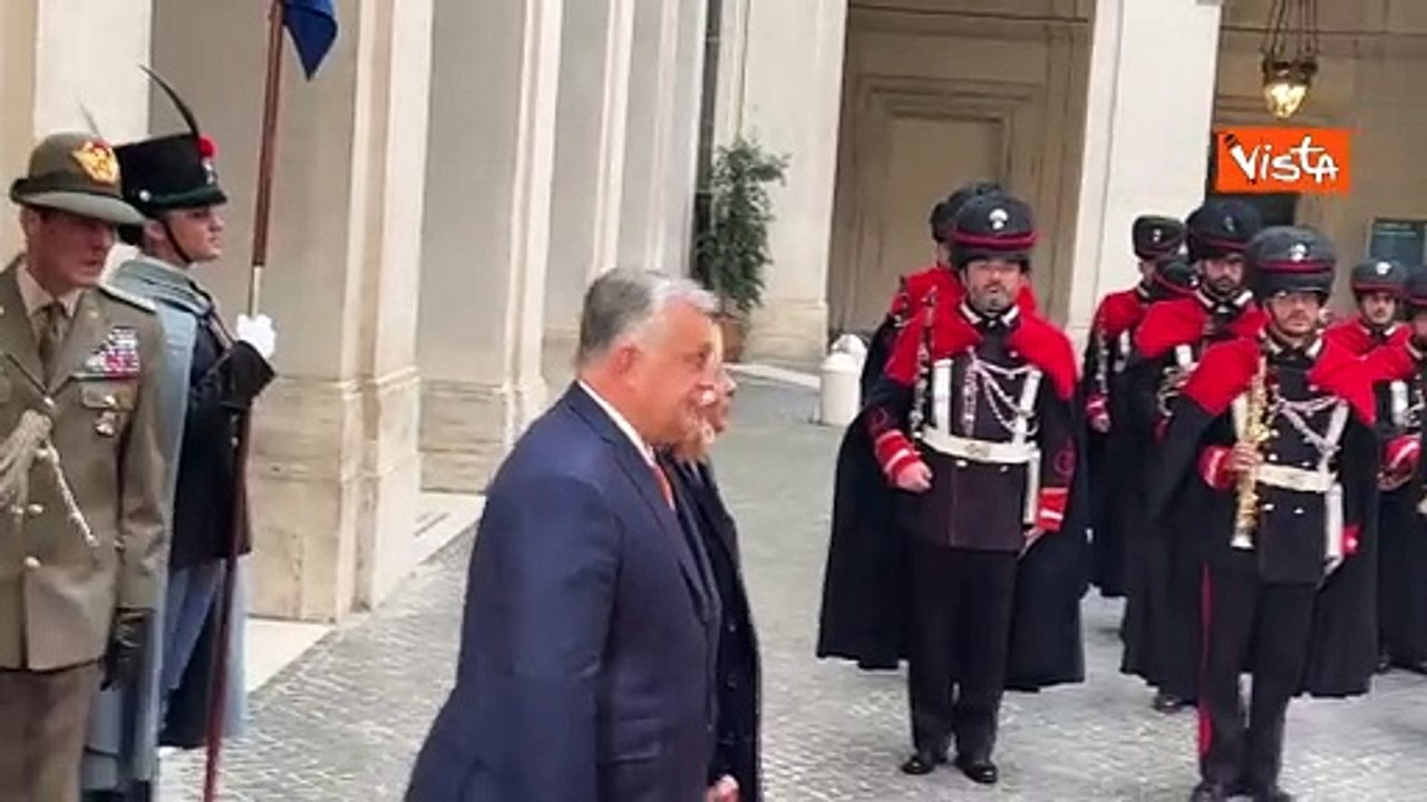 Arriva Orban a Palazzo Chigi, Meloni in inglese il saluto sorridente: Organizziamo sempre cose buone