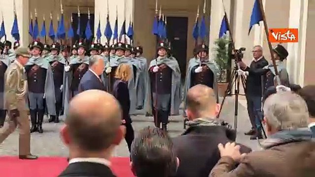 Meloni e Orban a Palazzo Chigi mancano la foto di rito e tornano indietro