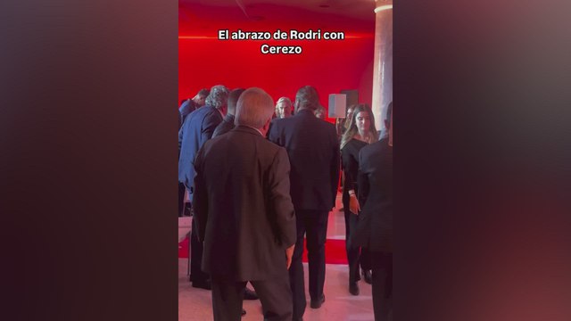 El abrazo de Rodri con Cerezo en los Premios AS