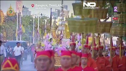 No Comment: Il "dente di Buddha" in processione in Thailandia per il compleanno del Re