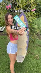 Nouveaux stickers sur ma planche de surf🥳🏄🏼