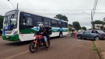 Ônibus e carro se envolvem em colisão no Bairro Cataratas