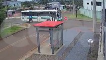 Câmera mostra Gol atravessando preferencial e sendo atingido por ônibus no Bairro Cataratas