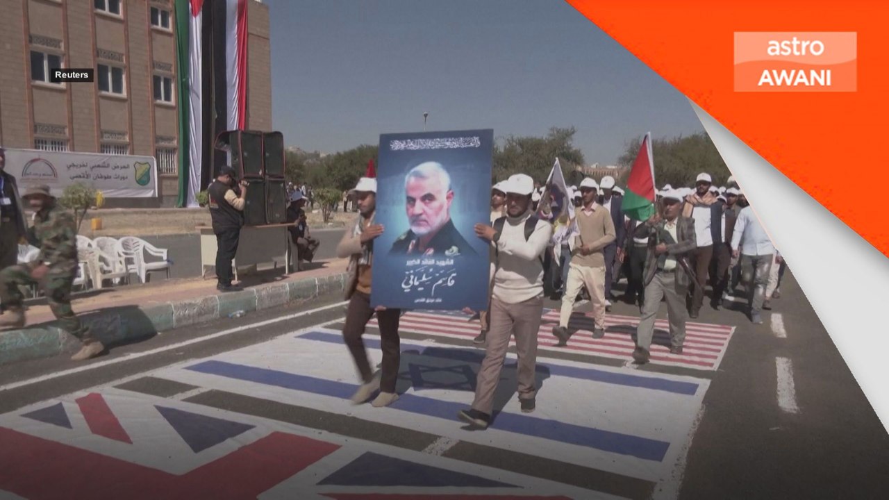 Pelajar universiti berarak selepas tamat latihan ketenteraan