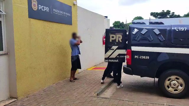 Homem é detido como usuário de drogas, porém delegado descobre mandado de prisão em aberto