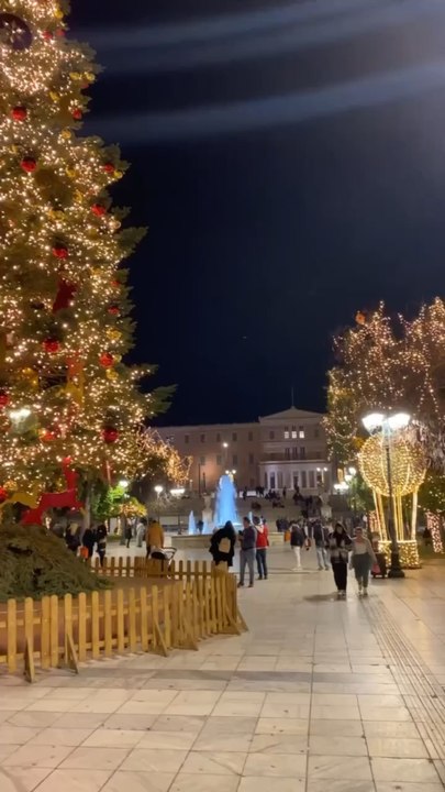 UNE AMBIANCE de Noël souffle sur Athènes