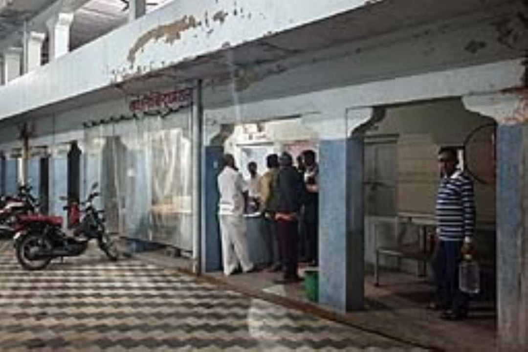 सार्वजनिक धर्मशाला के कमरे में पंखे पर झूला, की...