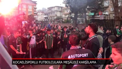 Çocuklar, Kocaelispor’un oyuncularını meşalelerle karşıladı