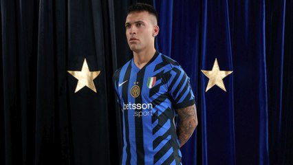 Lautaro Martínez es el Jugador del Año del Fútbol Italiano y así presume su vitrina de premios