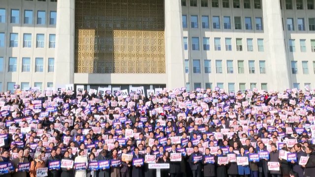 Milhares de sul-coreanos protestam pela renúncia do presidente após tentativa de lei marcial