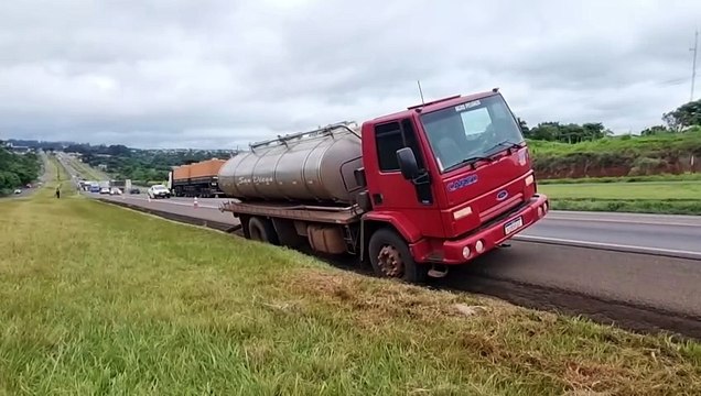 Caminhão quebra eixo cardan na BR-277 em Cascavel e motorista evita acidentes ao jogar veículo para a valeta