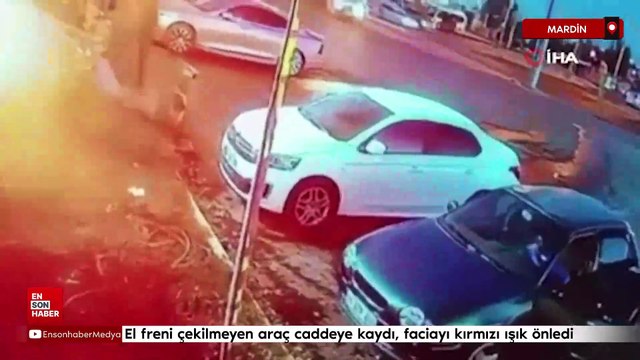 Mardin'de el freni çekilmeyen araç caddeye kaydı