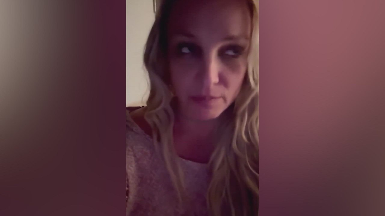 Britney Spears claims she's 'turning 5' in bizarre footage Vídeo