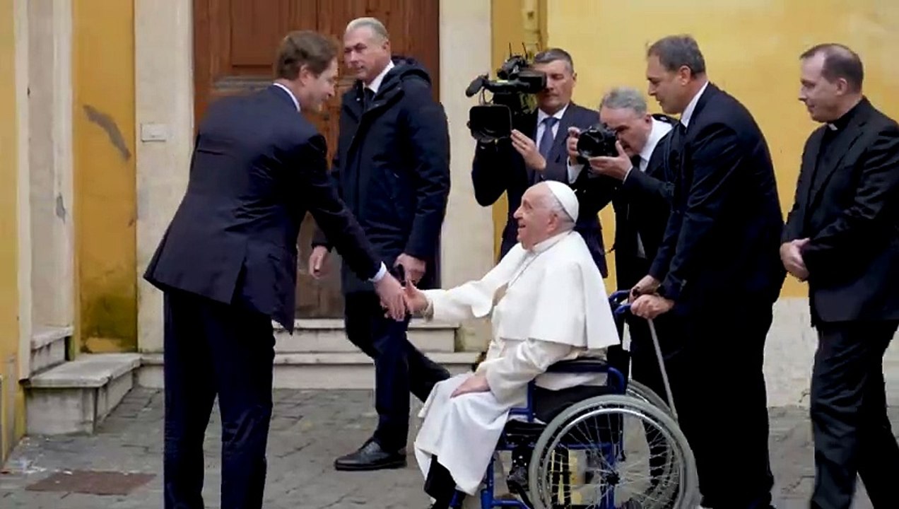 Papa Francisco recebe primeiro 'papamóvel' elétrico da Mercedes-Benz
